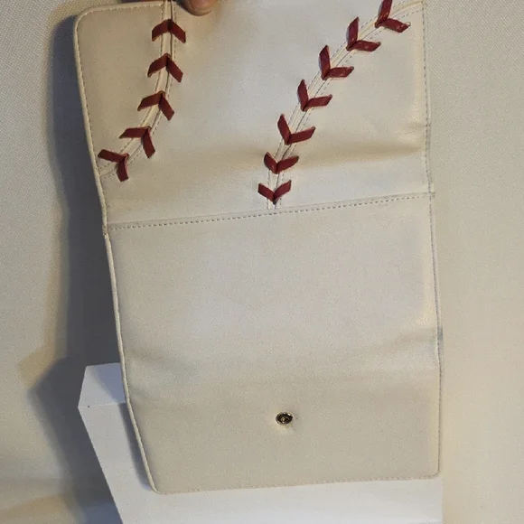 Chic Cream and Red Women's Wallet - Picture 4 of 4